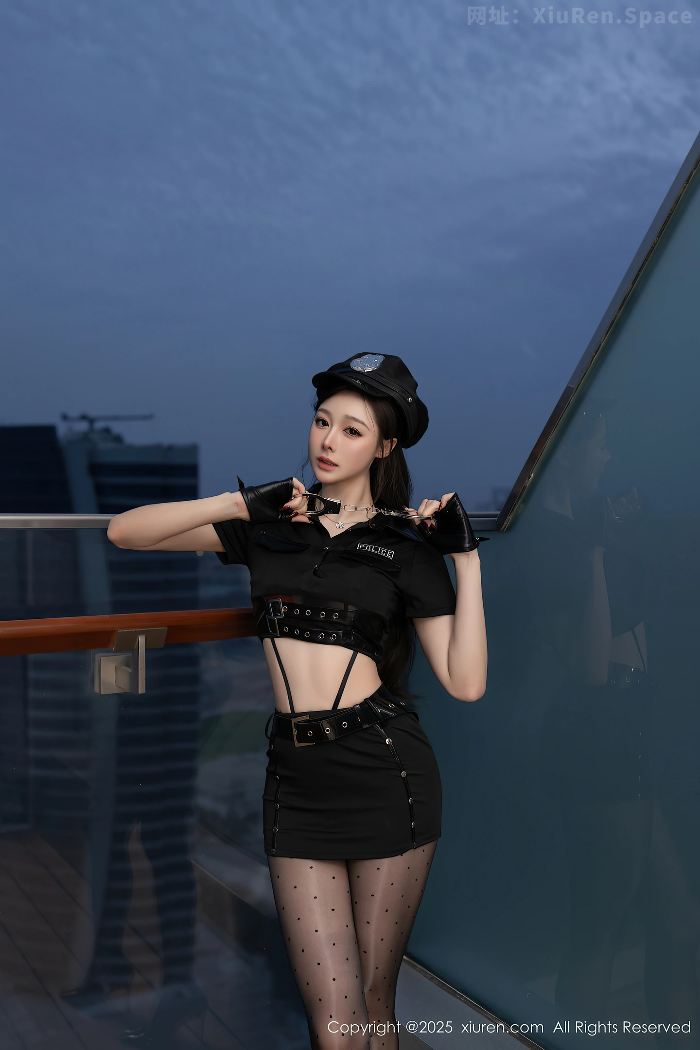 图片[5]-[XiuRen秀人网] VOL.10115 模特小逗逗性感黑色制服露黑色情趣内衣配超薄黑丝极致魅惑写真80P-秀人网官方网站